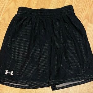Up for your consideration is a pair of black UA shorts in a youth medium.